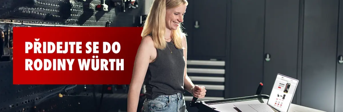 Slečna v dílně s počítačem