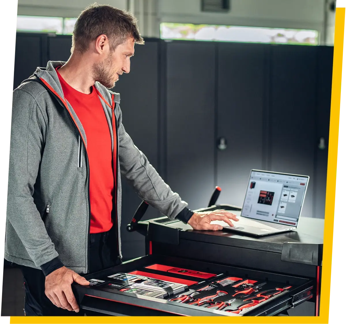 Muž s počítačem v dílně