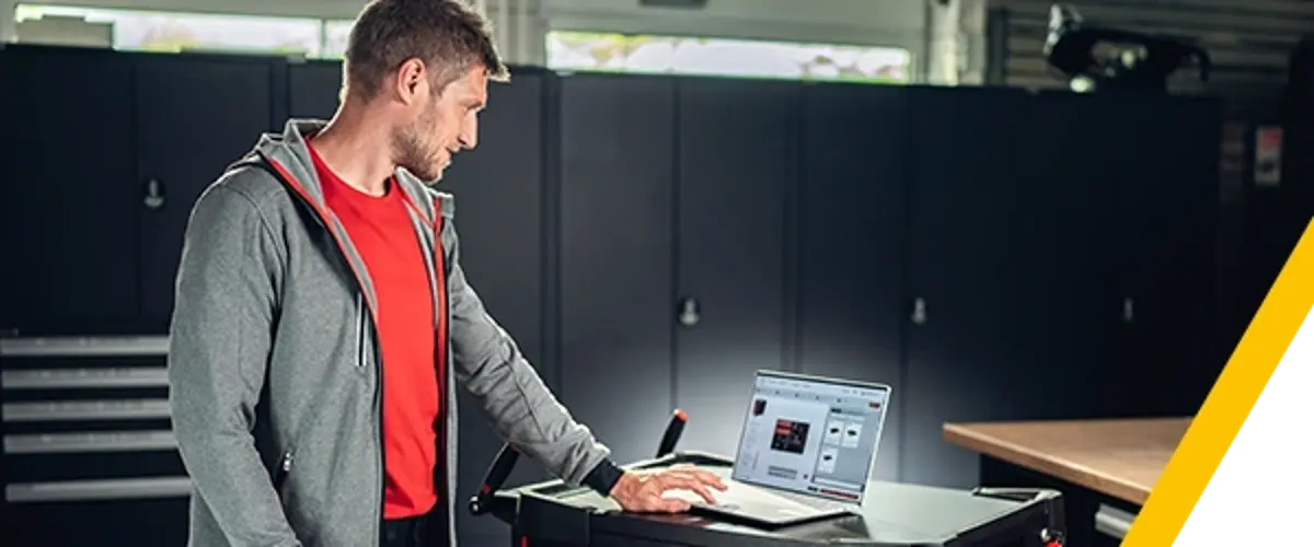 Muž s počítačem v dílně